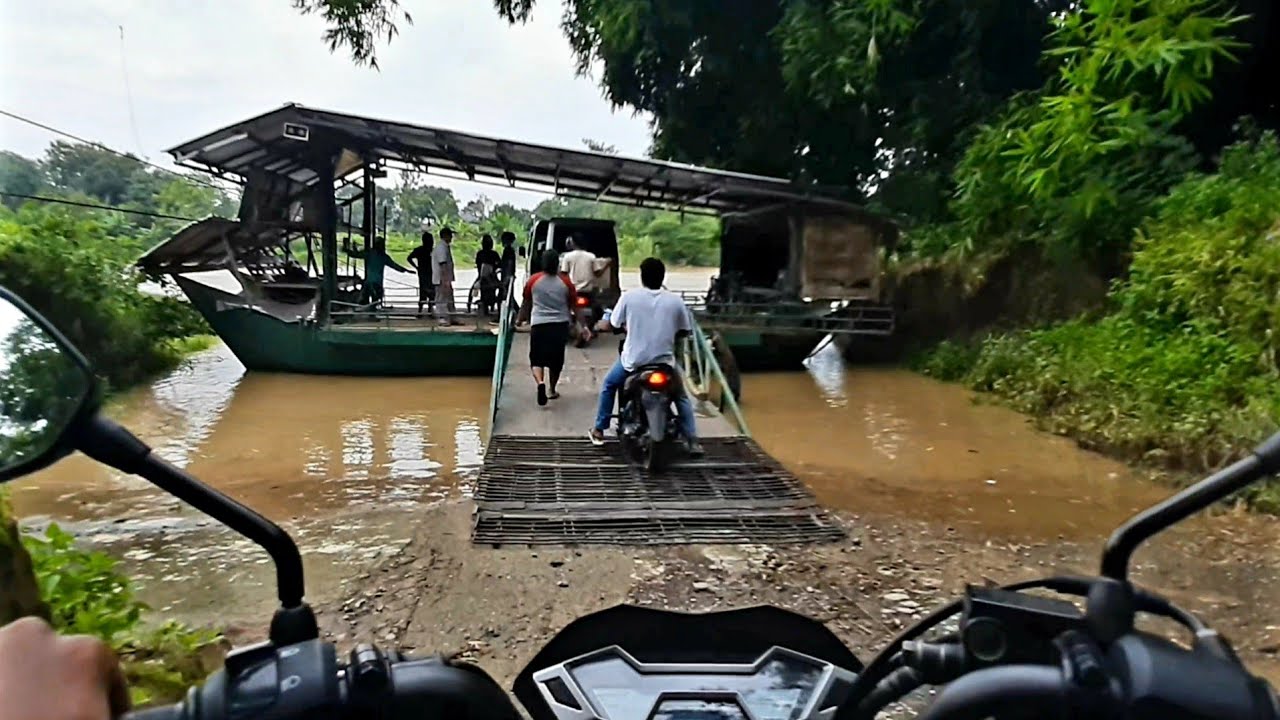Nyebrang Sungai Cimanuk Menggunakan Perahu - Mobil pun Bisa Lur