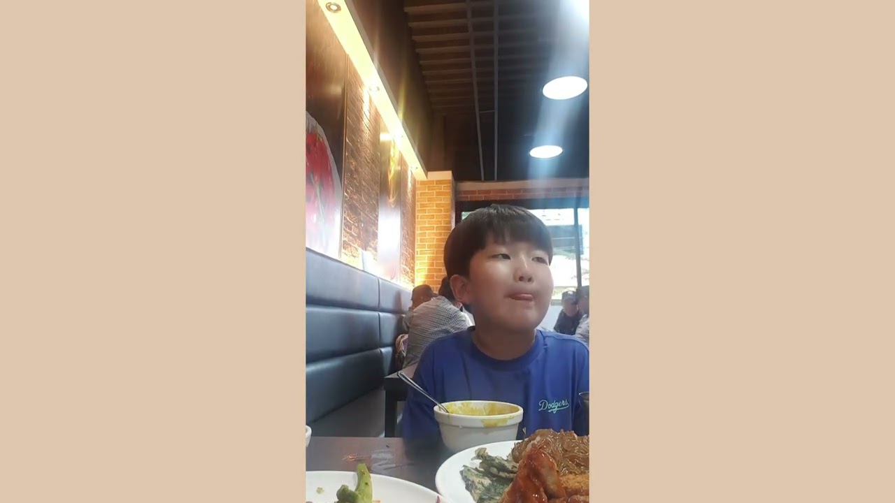 한식뷔페에서 먹는 원우의 카레국수와 온국수 먹방!