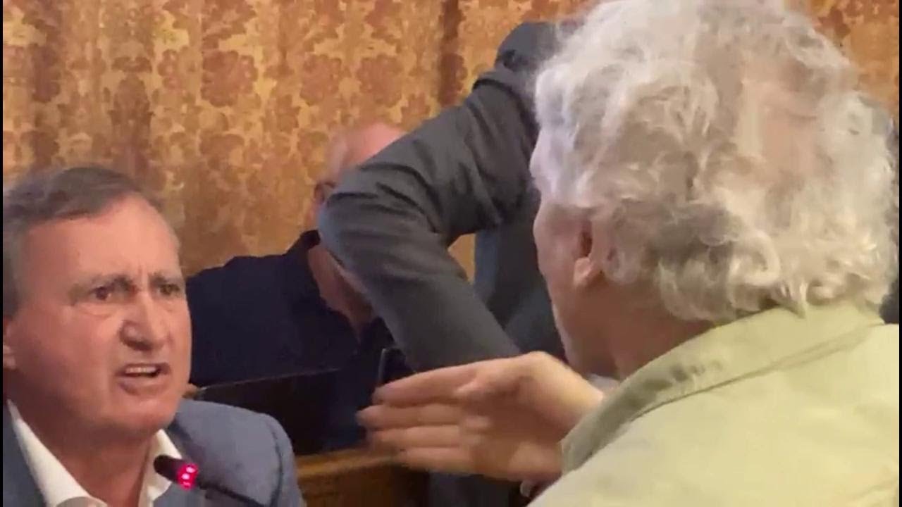 Venezia, bagarre in consiglio comunale per il ticket d'accesso: scontro tra Brugnaro e Bettin