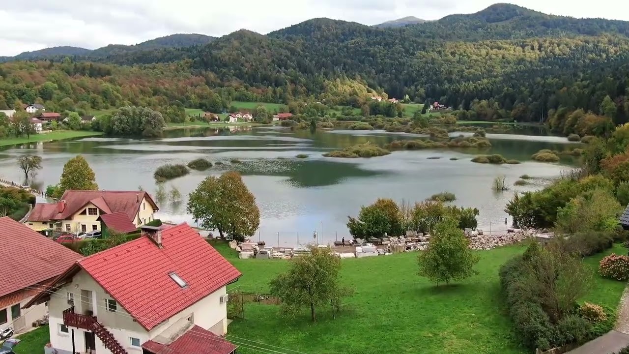 Potopljeno podpeško jezero, dostop do gostilne le preko vode, dron posnetki barje