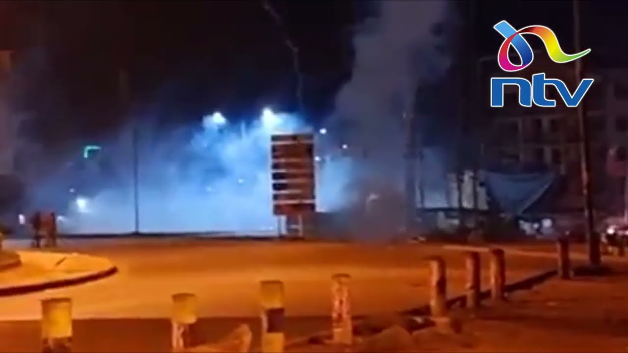 Kisumu: Police lob teargas canisters to disperse crowd at Kondele polling station