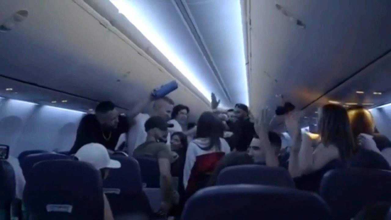 Wild Passengers Party on Plane From Canada to Cancun