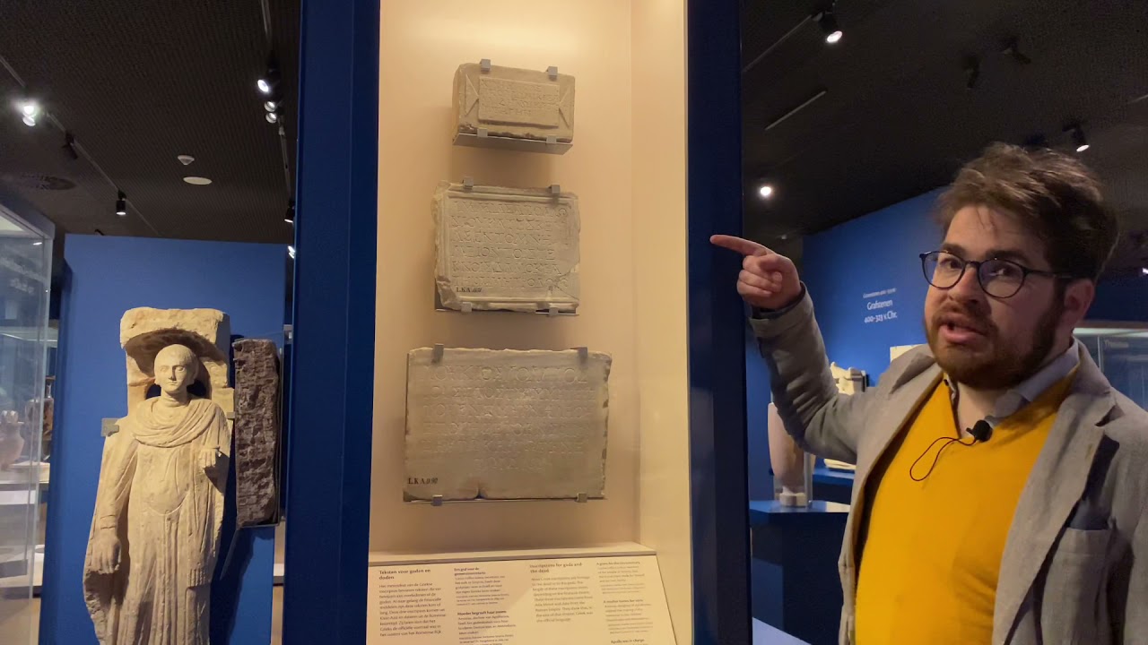 De derde Griekse les in het Museum - 'Grafsteen'