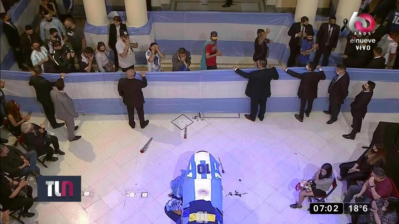 Miles de personas llegan a la Casa Rosada para despedir a Diego Maradona