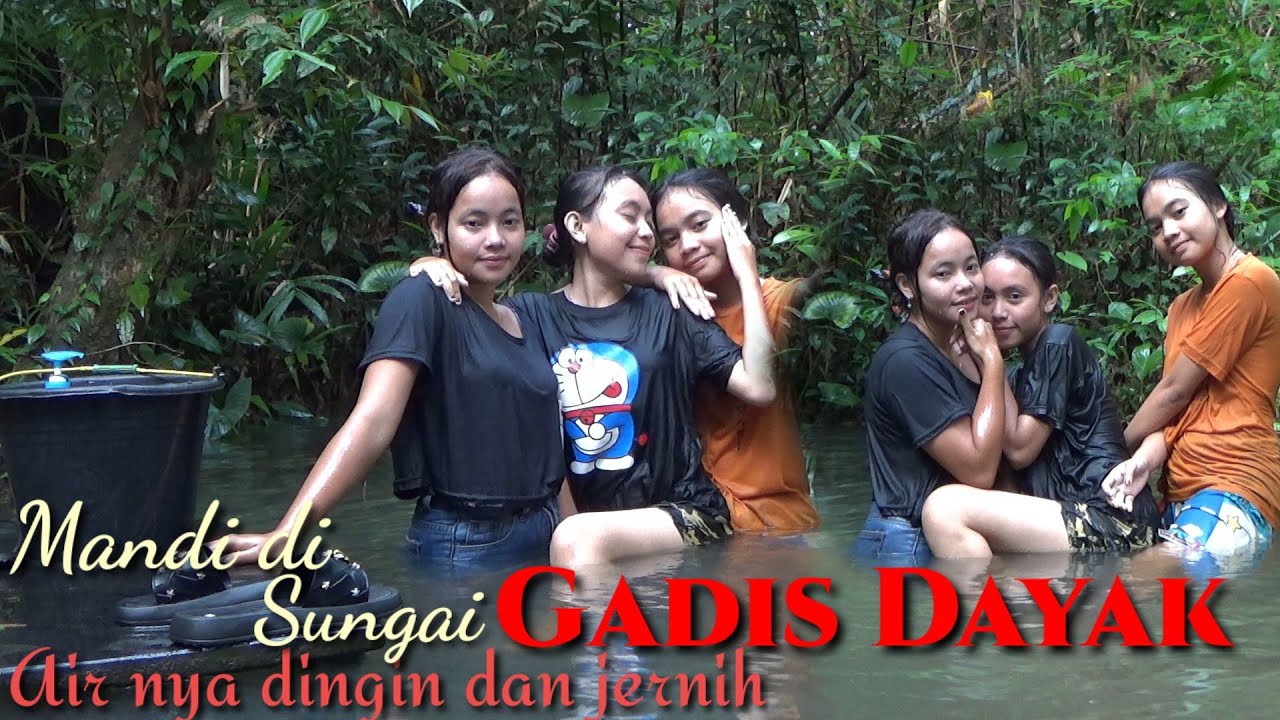 Gadis Dayak mandi di sungai dekat pondok di hutan keseharian gadis desa suku dayak