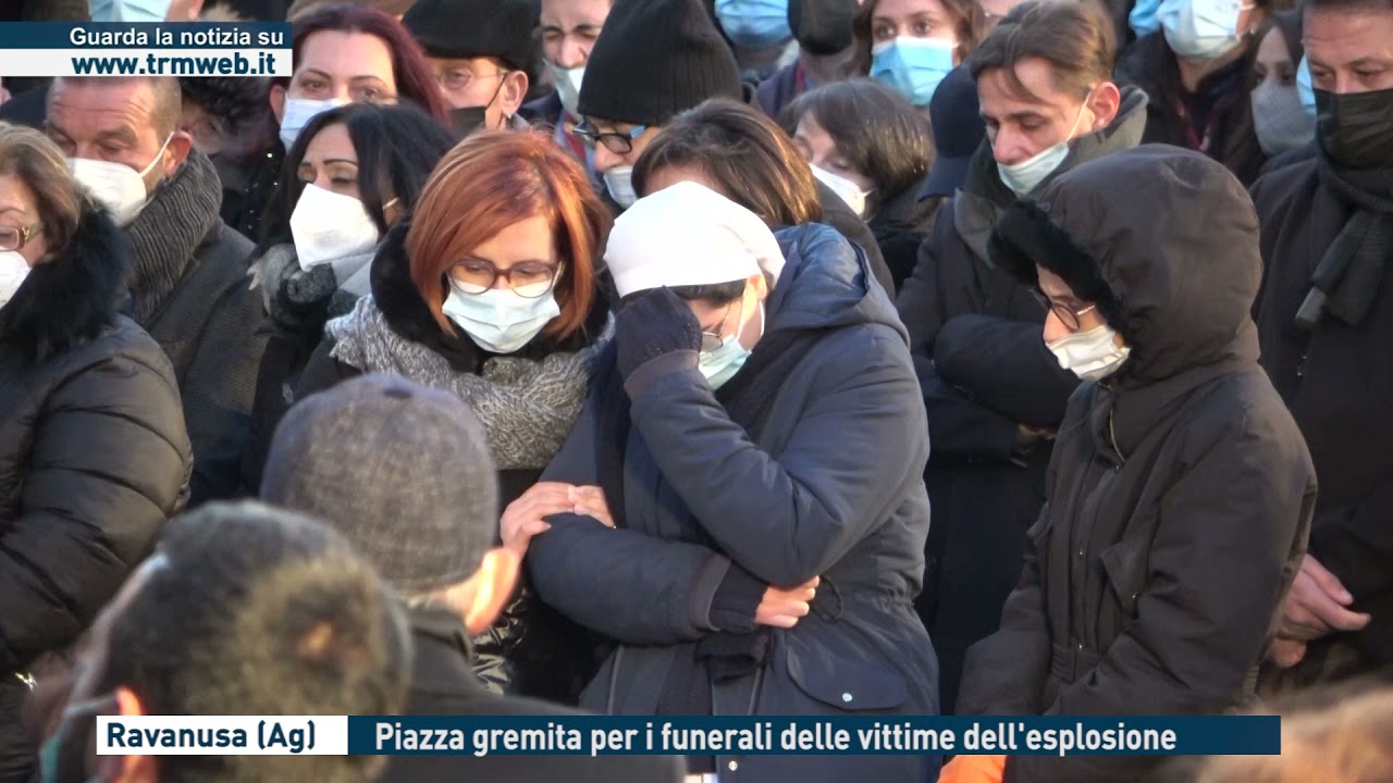 Ravanusa (Ag) - Piazza gremita per i funerali delle vittime dell'esplosione