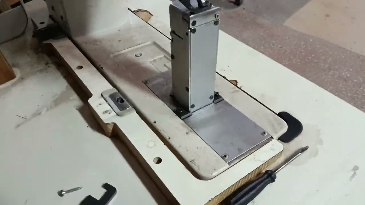 Juki PLC 2710, машина злітає з петель.