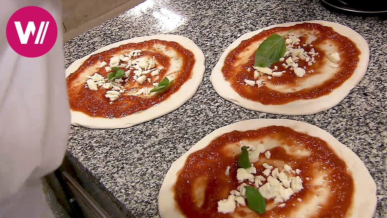 How to make Pizza Napoletana | Visiting the Pizzeria del Presidente | Napoli