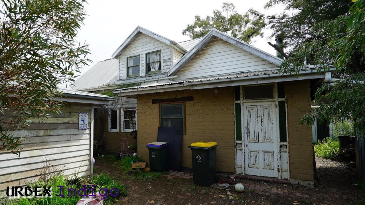 Abandoned- Another multi themed home/Original part built 1880/Why did they leave?