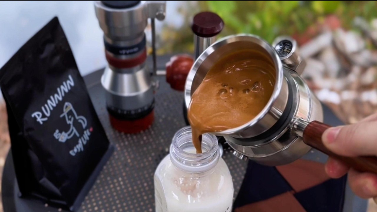 外なのに、全力9bar☕️気づいたらカフェオレ完成🥛#UPHOT #coffee #エスプレッソマシン #espresso #espressomachine #コーヒー好き #coffeevibes