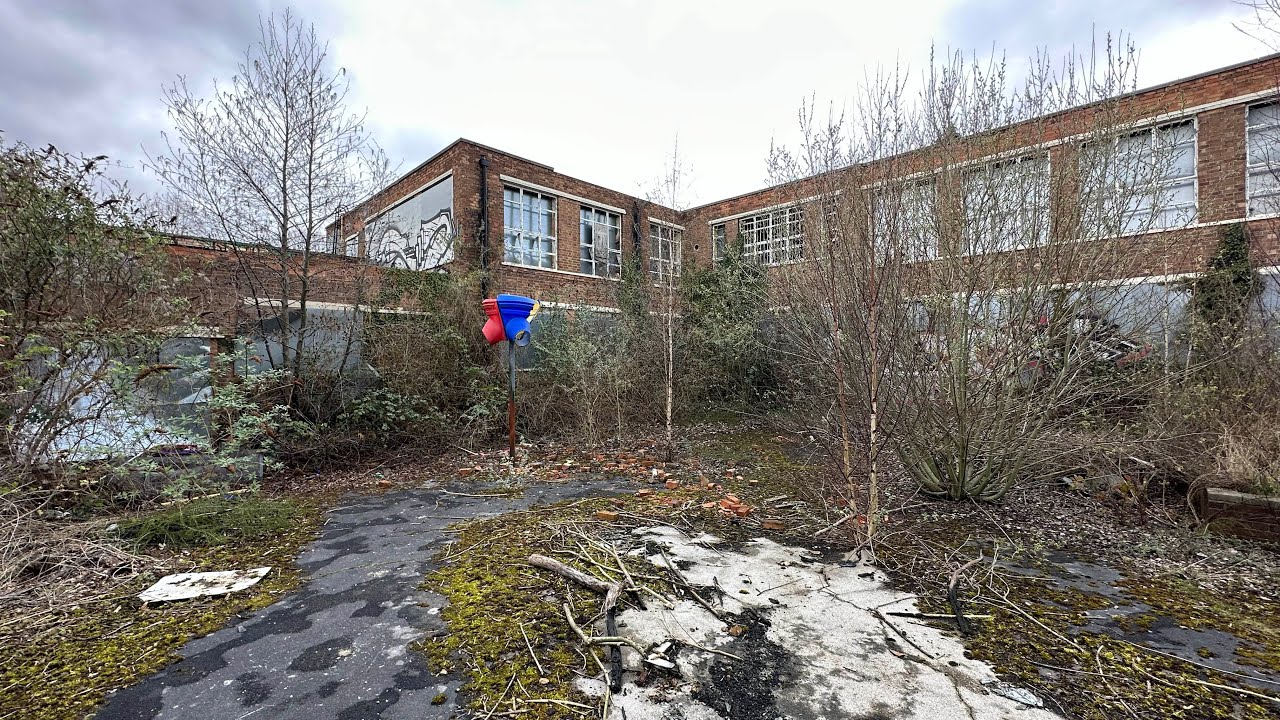 We set off alarms at the Abandoned Elms Primary School - Security followed us - Explore With Shano