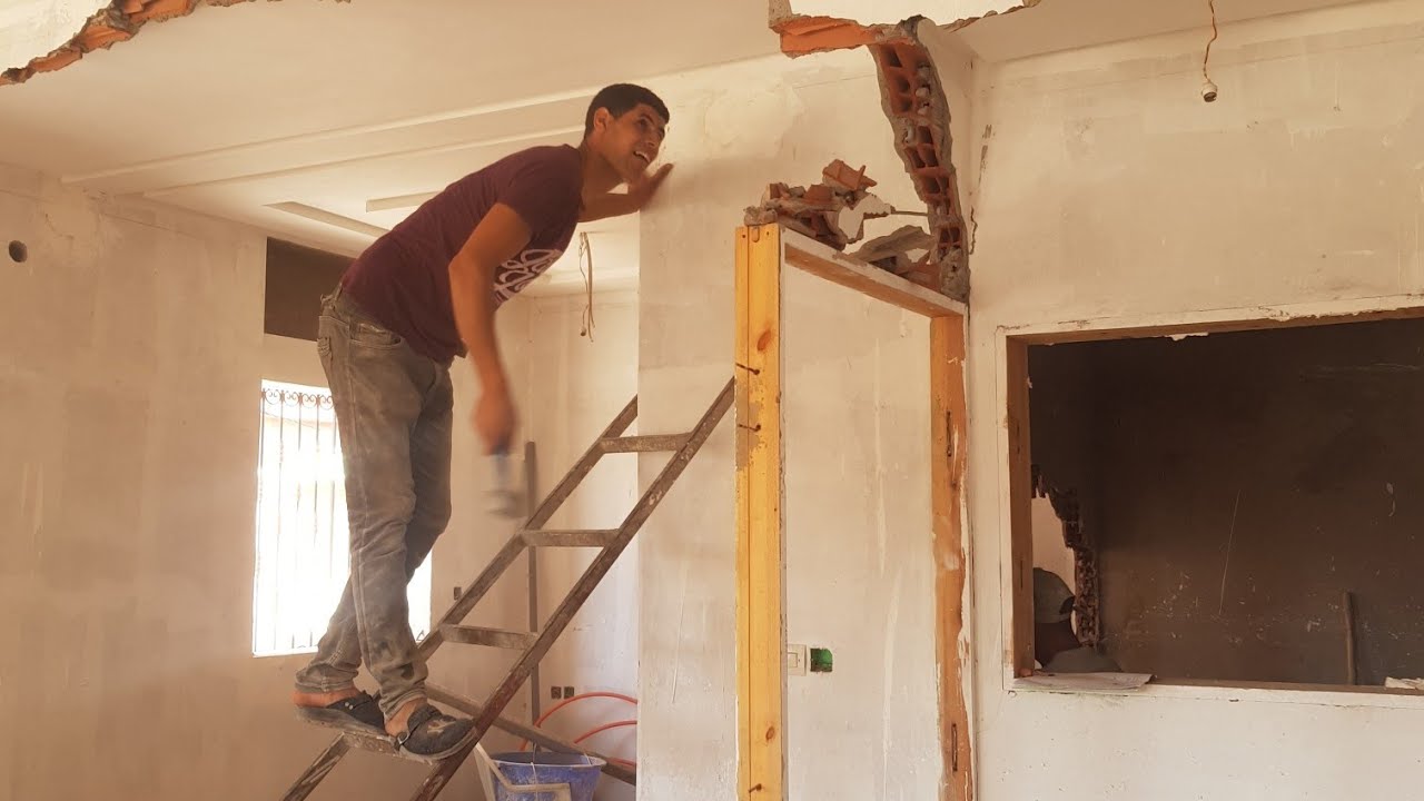 هدم حائط بي طريقة التقليدية وسرعة فائقة في الهدم