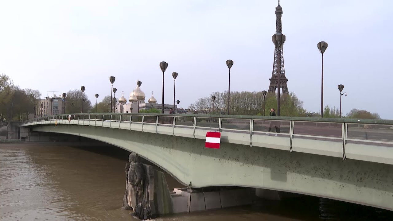 Avec la crue de la Seine, le Zouave du Pont de l'Alma a les pieds dans l'eau | AFP Images