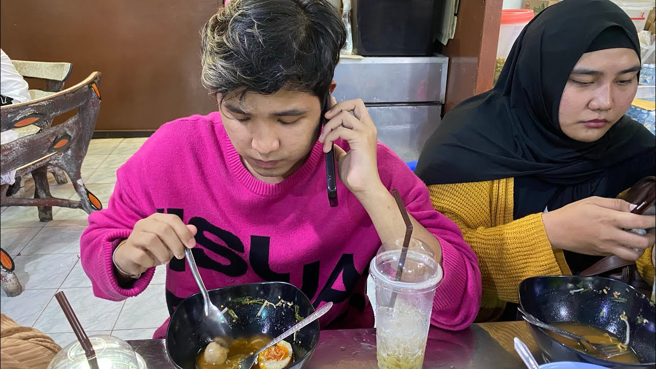JIRAYUT BAWA KELUARGA MAKAN BAKSO ALA THAILAND