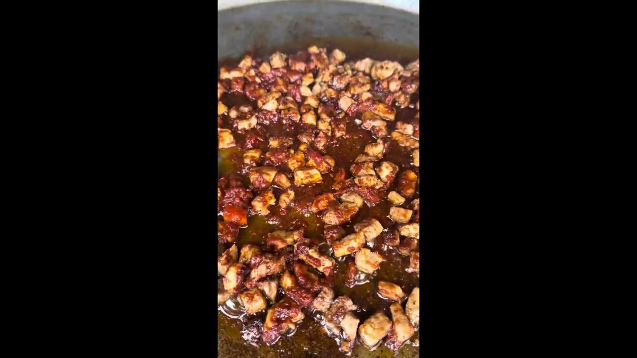Arroz con secreto, espárragos y sobrasada de cerdo negro.