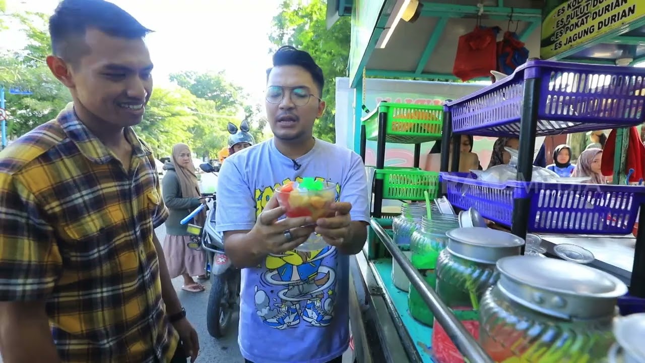 Ihsan Tarore Menikmati Segarnya Kolak Durian Sop Buah Cirasa | MAKAN RECEH (23/08/23)