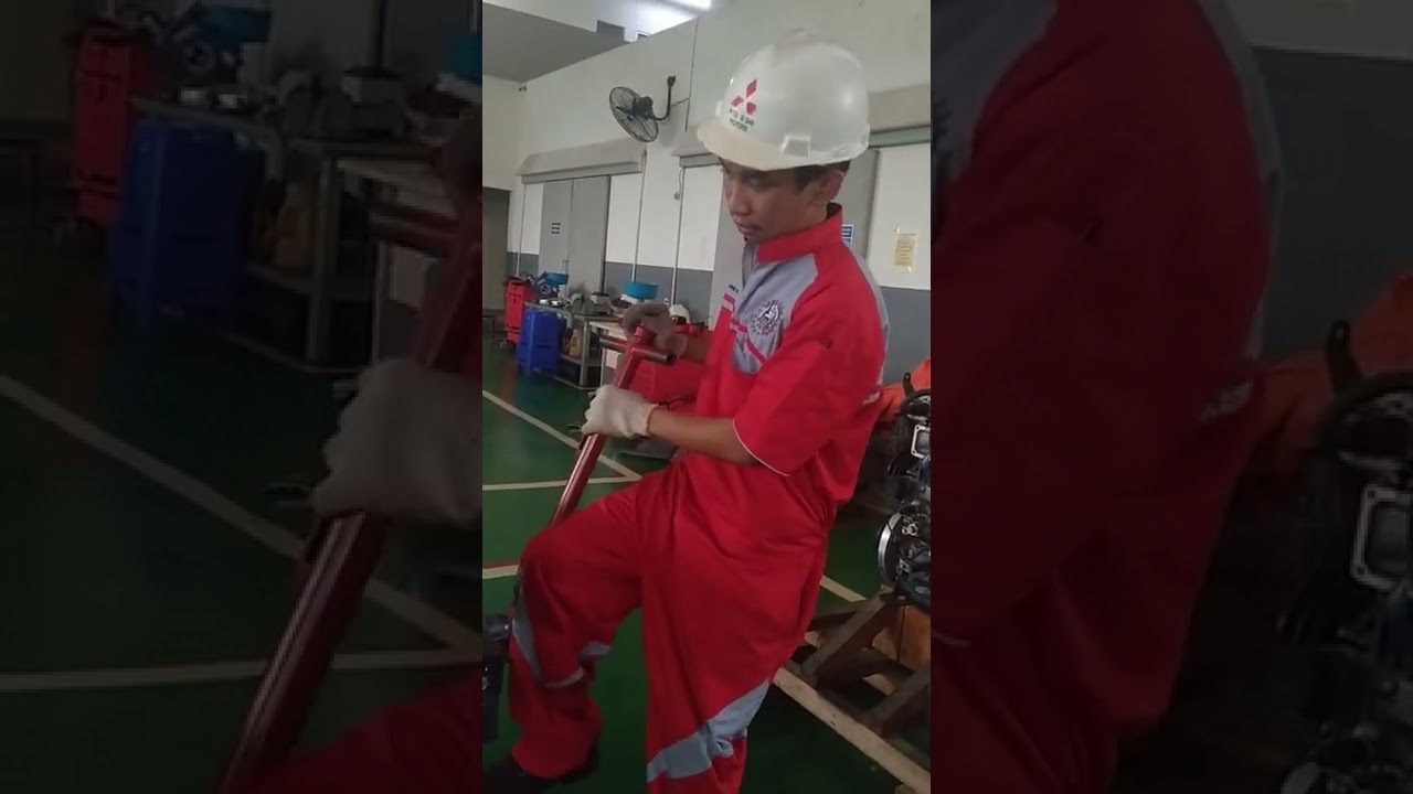 Cara mendongkrak colddiesel dengan garage jack dan menahannya dengan rigid rack (IKHSANUL MUKHTAR)