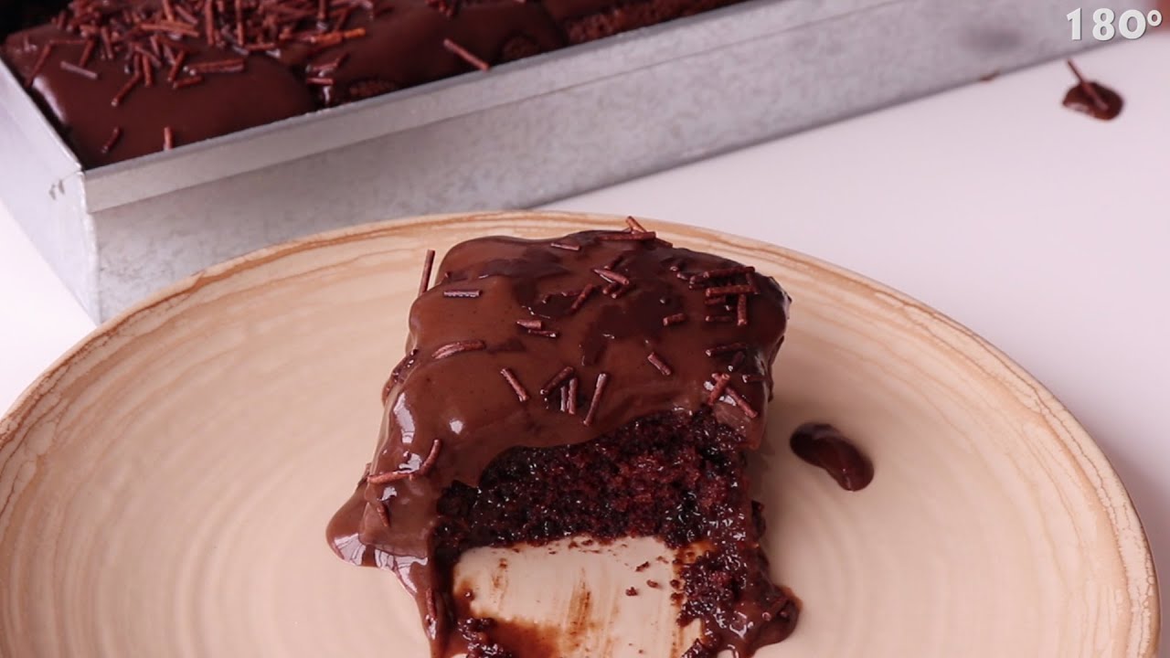 كيكة كلها شوكولاطة، مشرّبة و مغلفة بكريمة رهيبة   gâteau tout chocolat