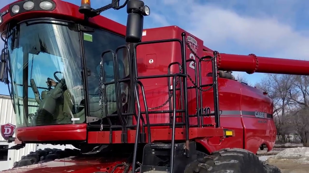 Case IH 7010 Combine