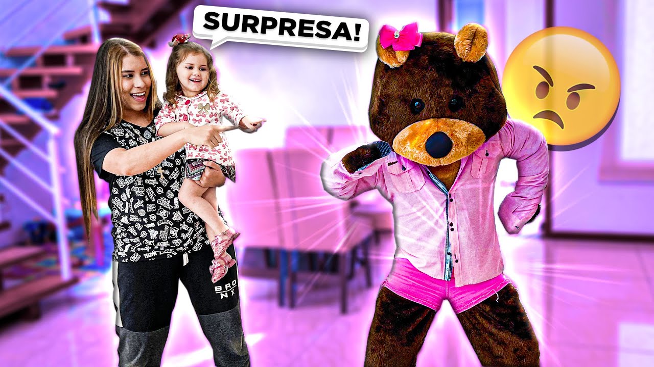 EU E MINHA IRMÃZINHA COLOCAMOS ROUPA ROSA NO URSO GIGANTE! (Ficou muito bravo)