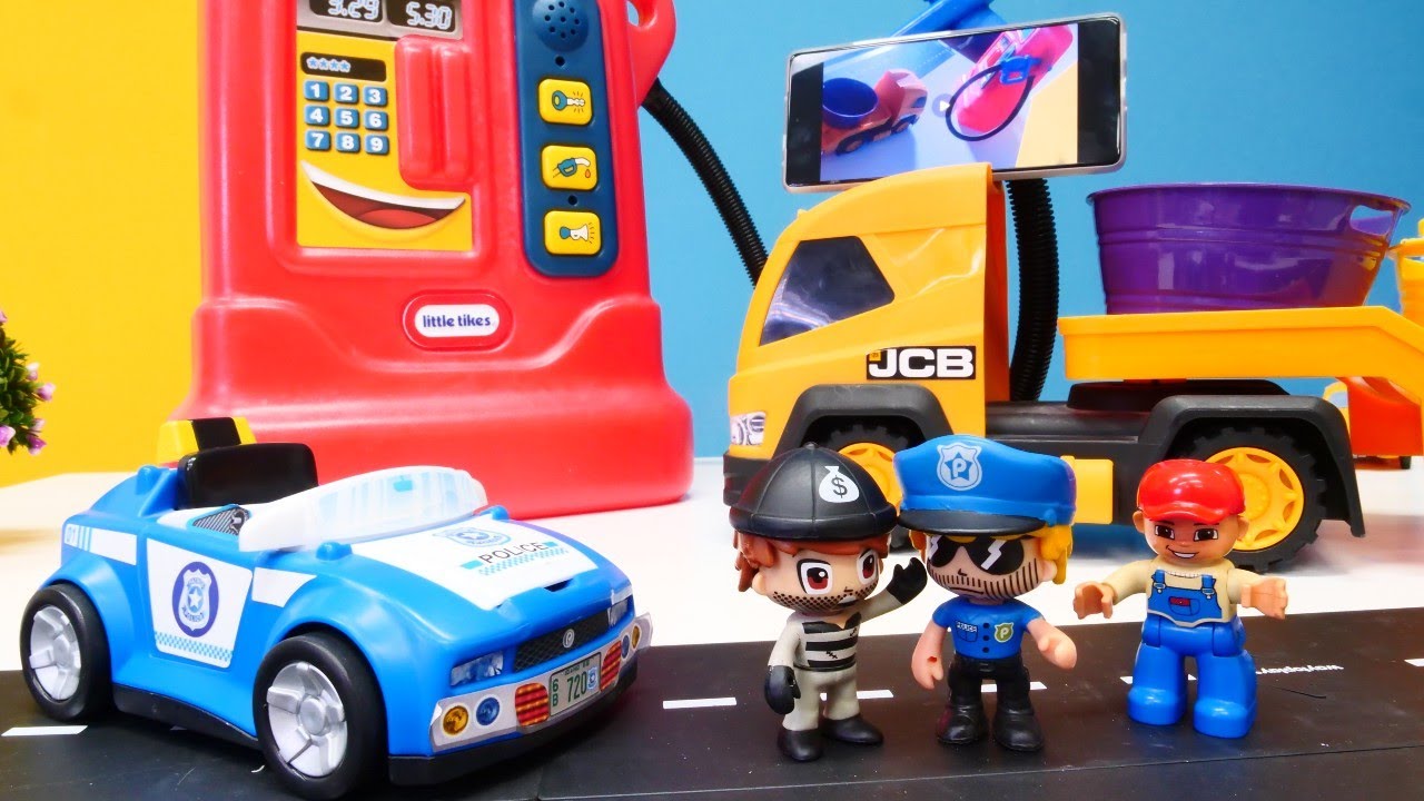 Polis oyunları! Hırsız Pinypon yakıt çalıyor! LEGO DUPLO oyuncakları