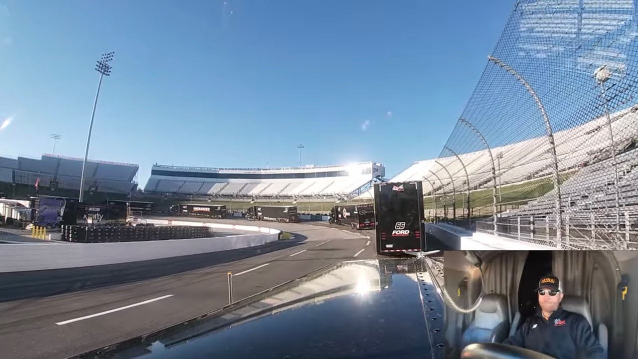 Парковка грузовиков NASCAR на автодроме Martinsville Speedway