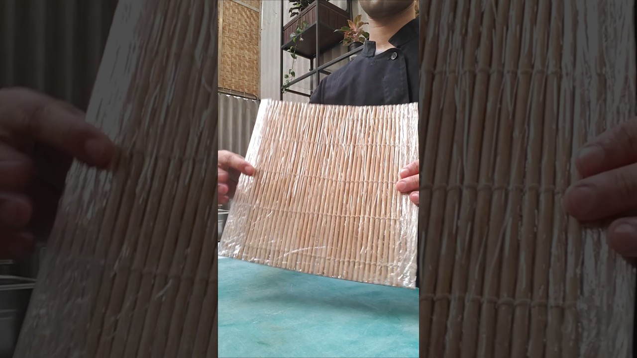 how to cover a sushi mat with clean wrap 