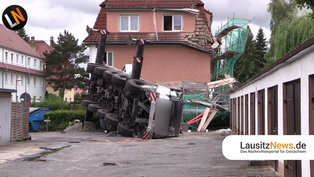 Archiv: Bautzen - Autokran kippt um