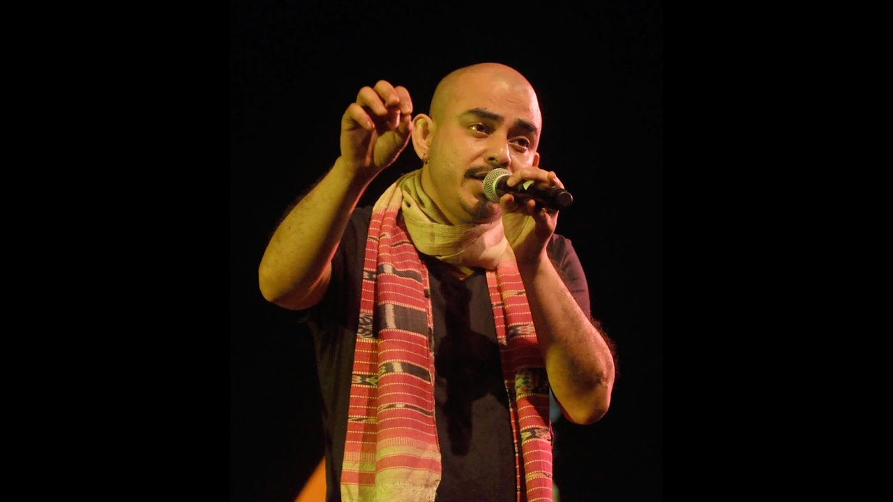 Prithibi ta naki choto hote hote Live