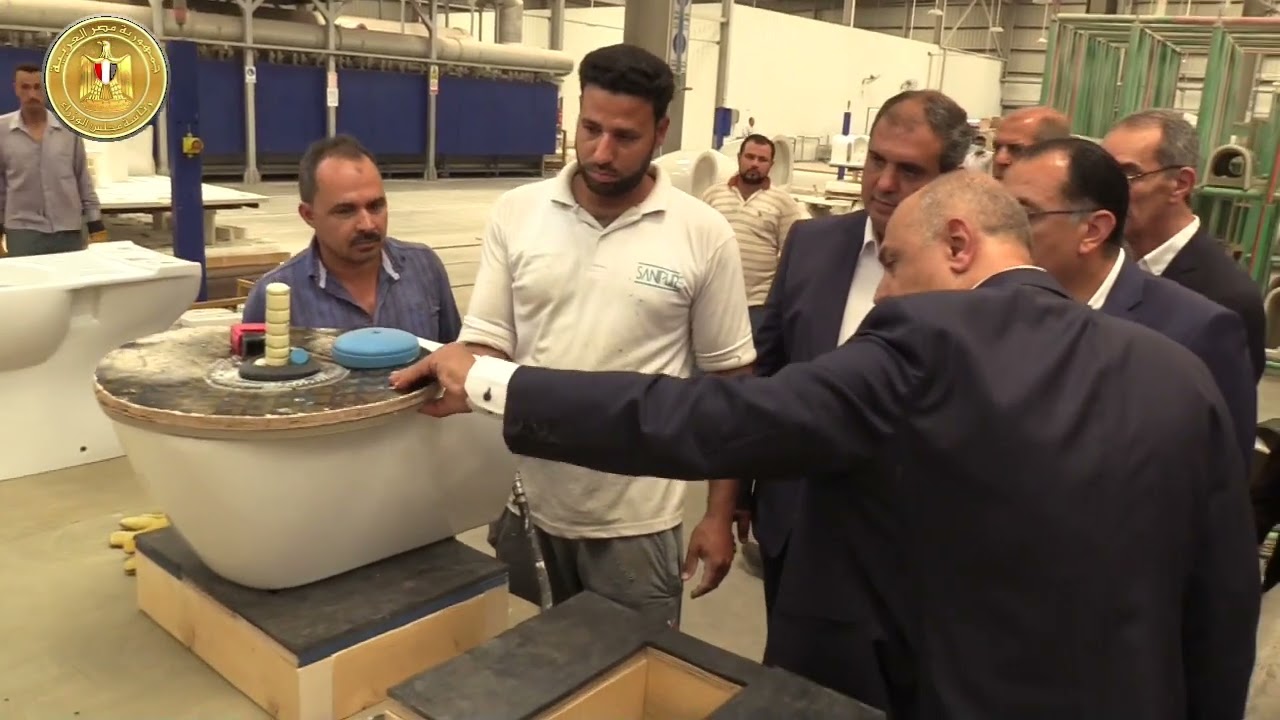 رئيس يتفقد مصنع شركة 