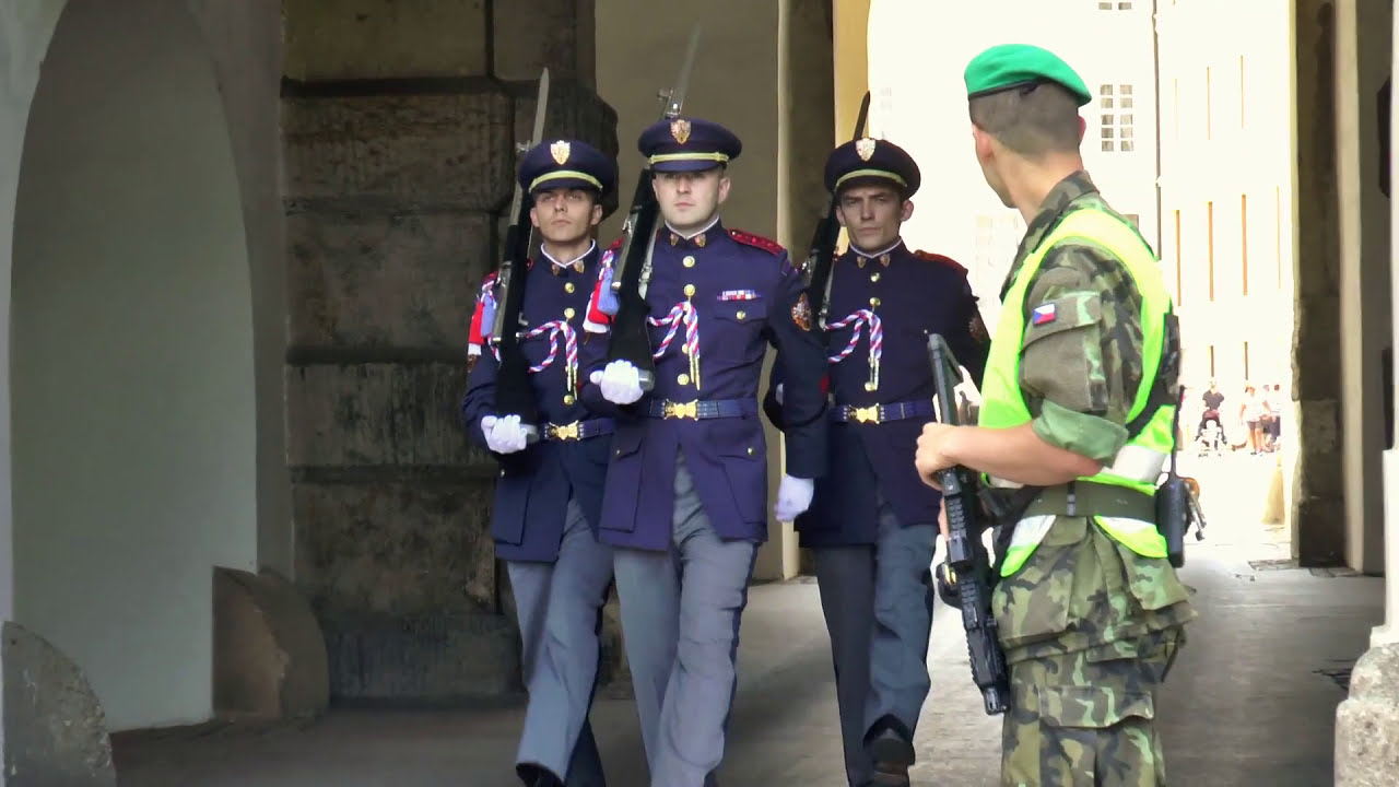 Střídání stráží na Pražském hradě