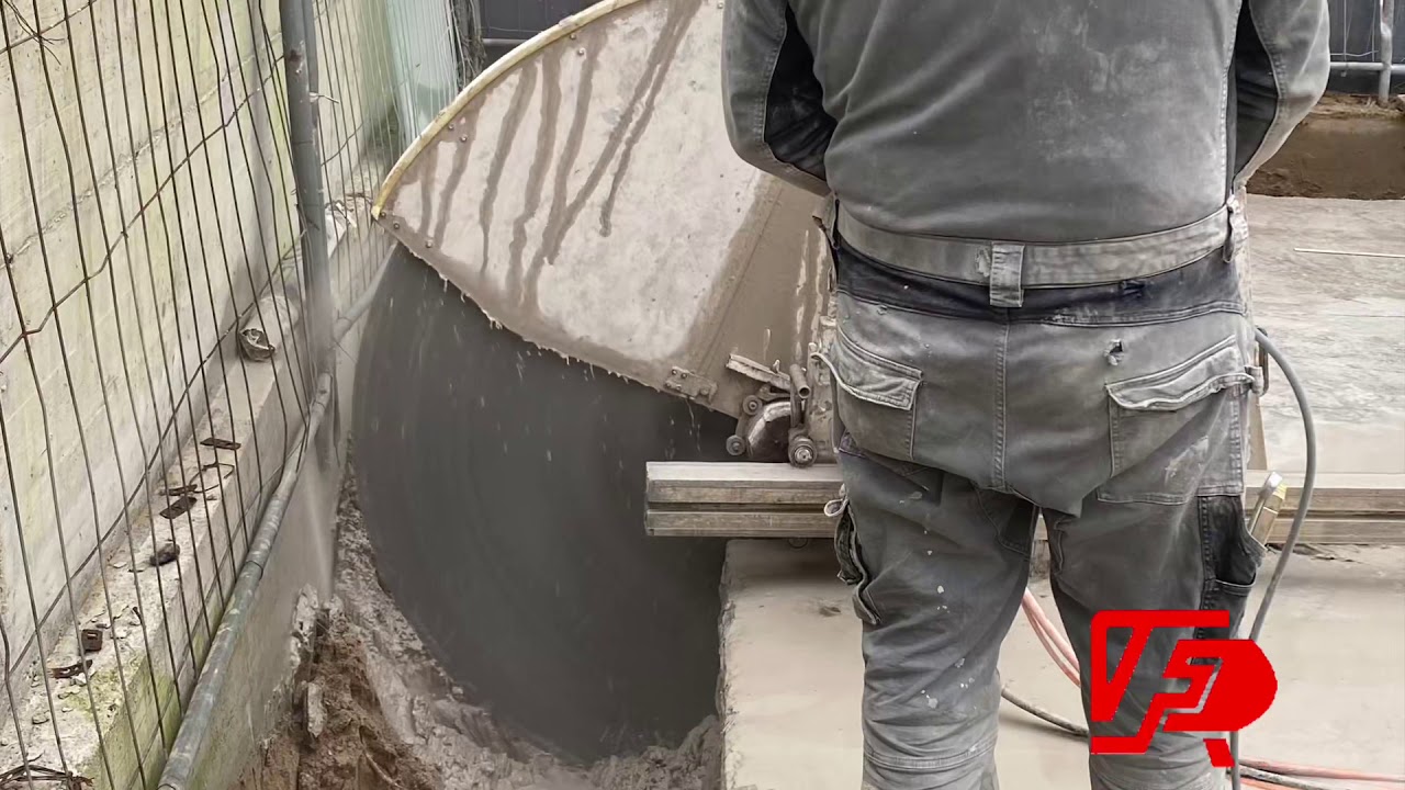 Taglio del basamento di una gru all'hotel j44 a Jesolo
