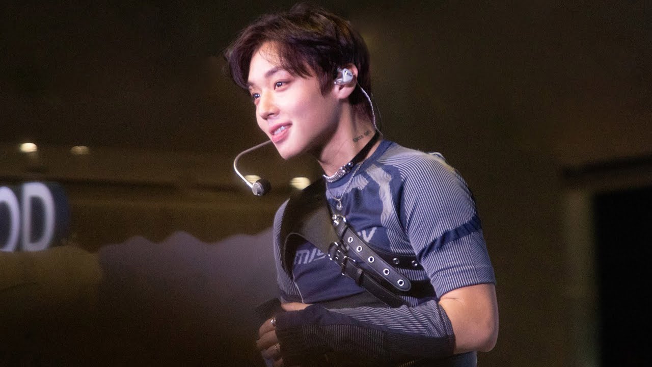 221121 PARK JIHOON IN BANGKOK | @สามย่านมิตรทาวน์ (White Winter Multiverse With K-Pop & T-Pop Star)