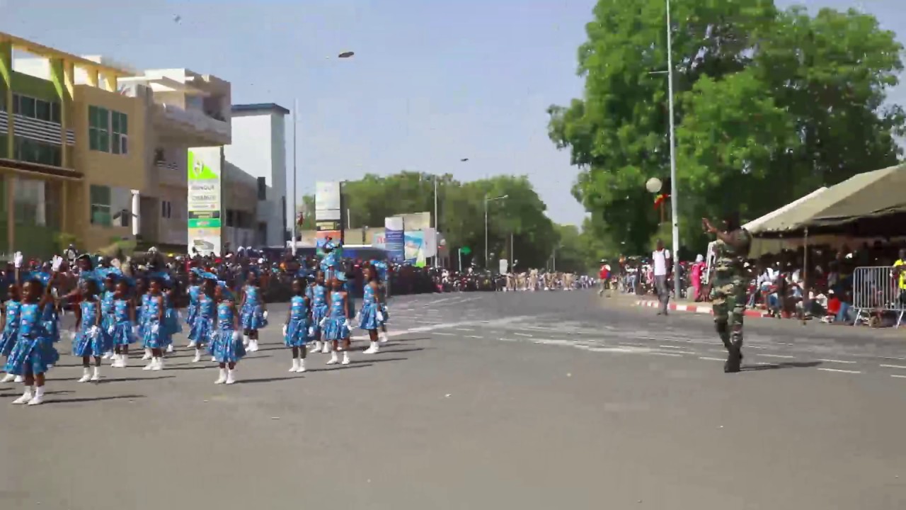 independance 2017 passage des minorettes de l'ecole marie reine de thies le 04 avril 2017