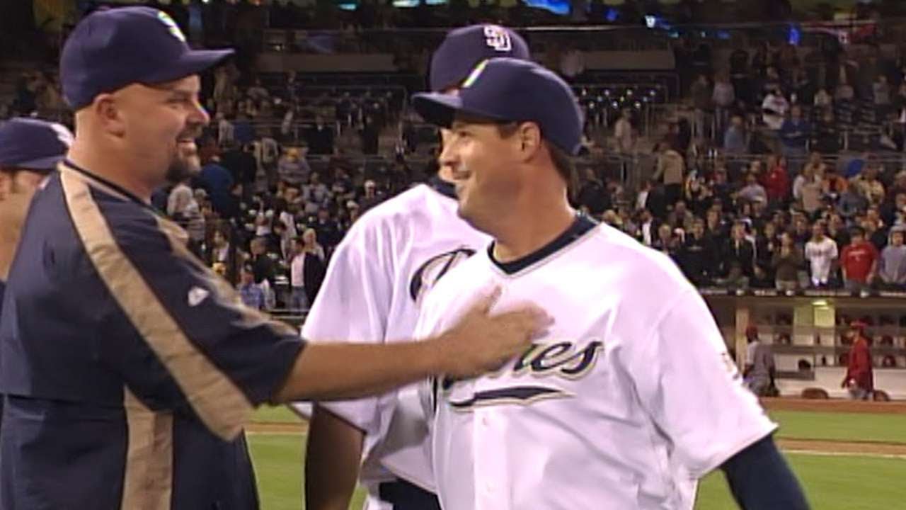 Greg Maddux strikes out Phillips to close out CG