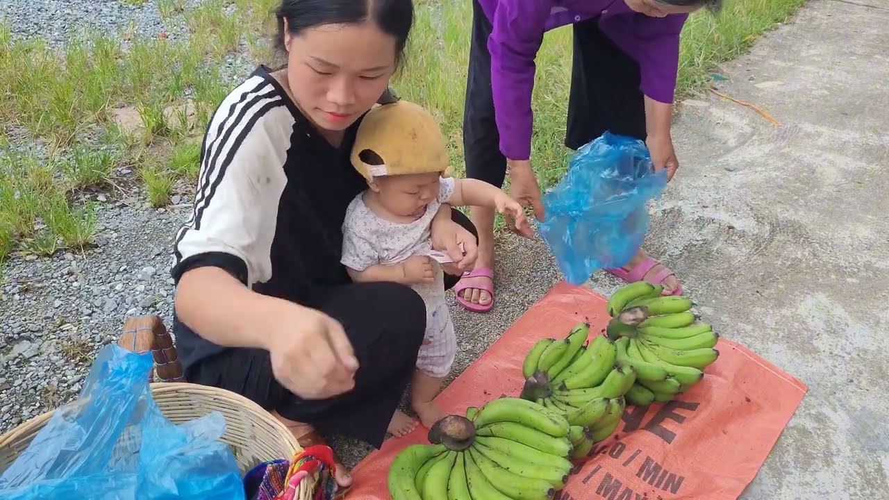 A 17-year-old single mother harvests vegetables and fruits to sell at the market, life is difficult.