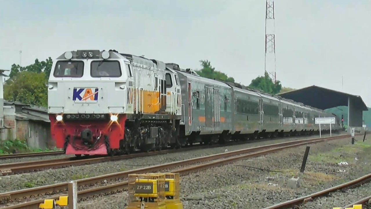 KERETA API NGEBUT || HUNTING KERETA API PANJANG DI JALUR LURUS STASIUN KARAWANG