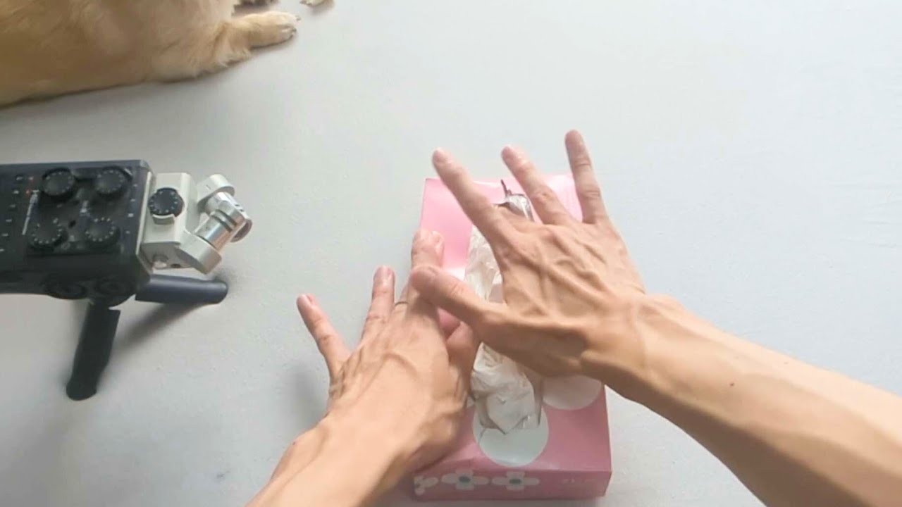 Massaging a tissue box in the morning.ASMR