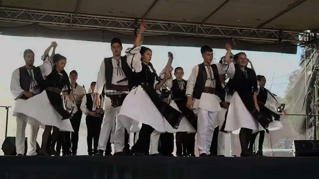 Ansamblul folcloric Miorița din Vaideeni la festivalul 
