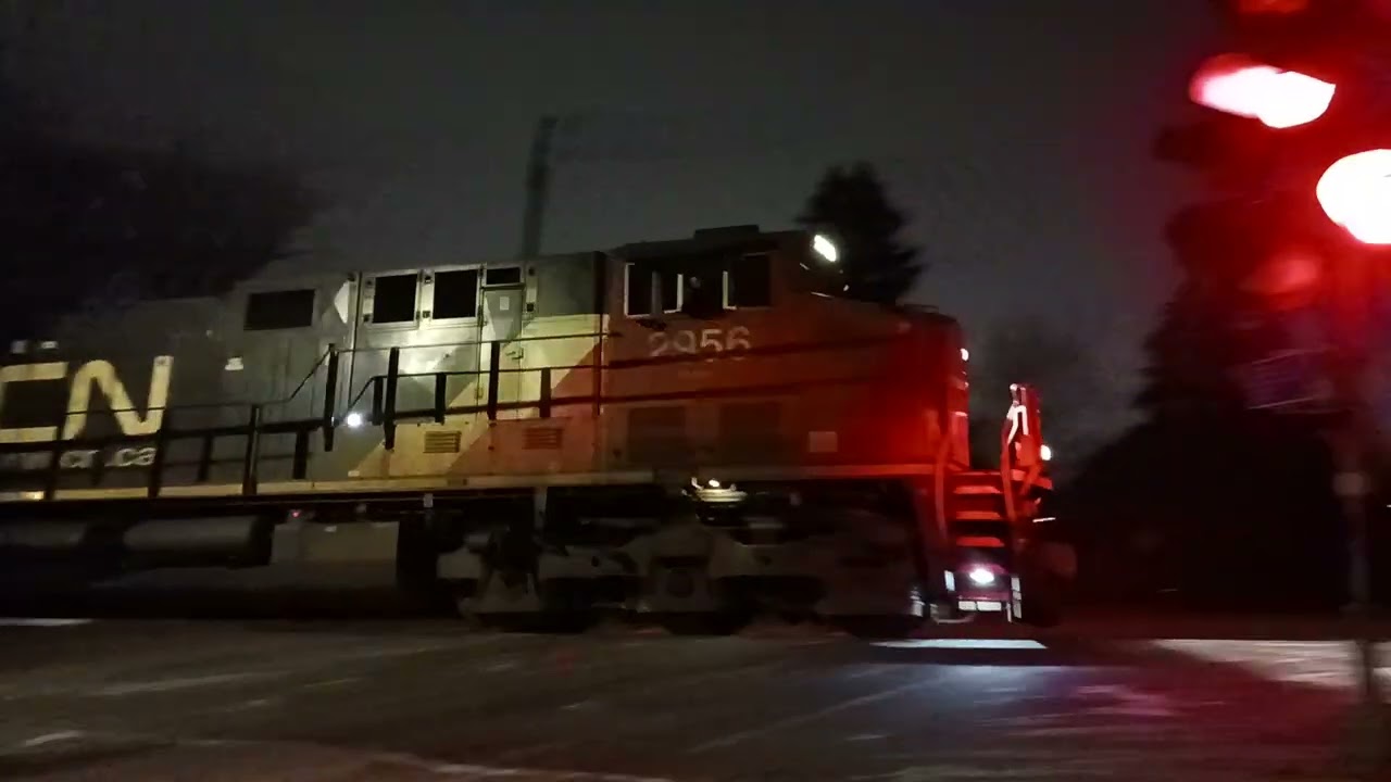 CN L548 with a wave from the crew! - Boucherville, Qc