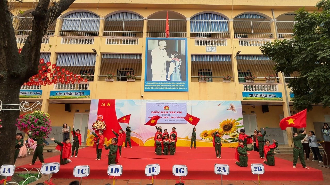 Lớp 3A - Trường Tiểu Học Phạm Tu - Hà Nội biểu diễn