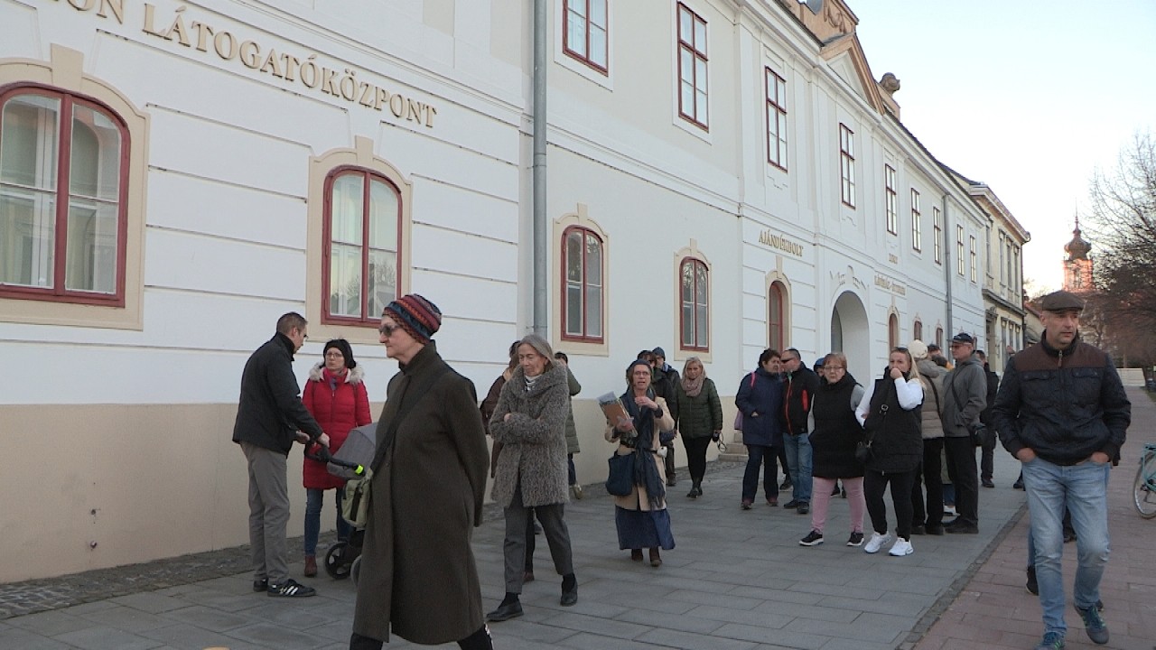 A romantika jegyében tartották a városismereti sétát