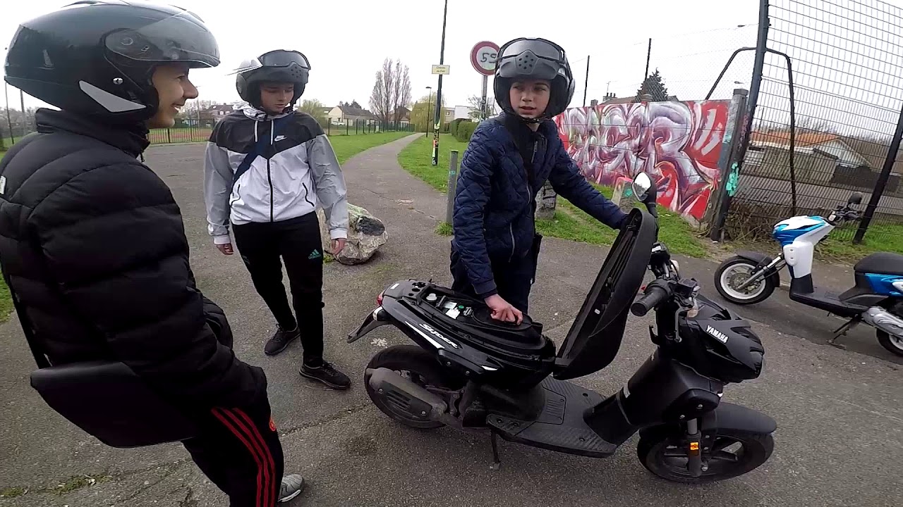 ON LUI FAIT CROIRE QUE SON SCOOT EST  EN PANNE