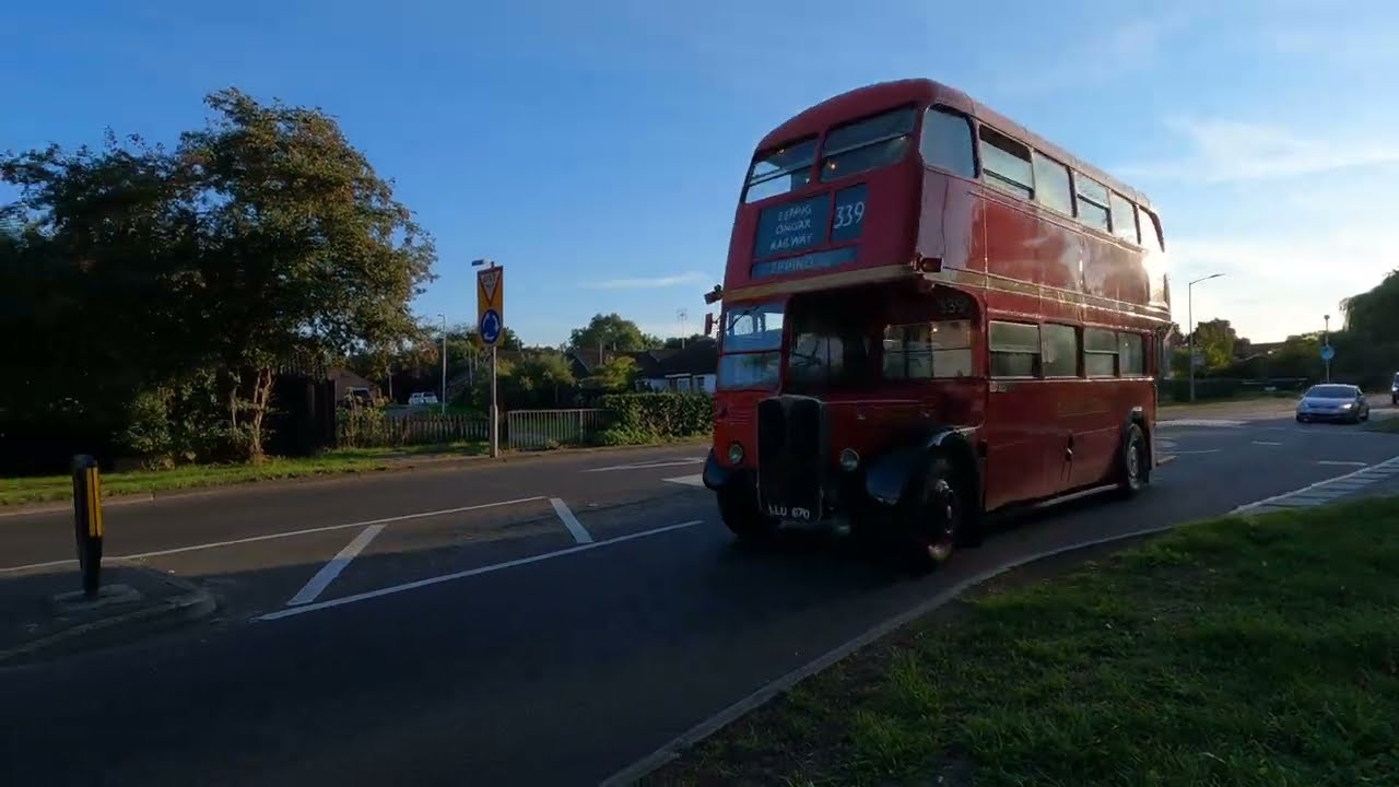 Route 339 , London Transport Bus AEC Regent III RT3871 (LLU 670)