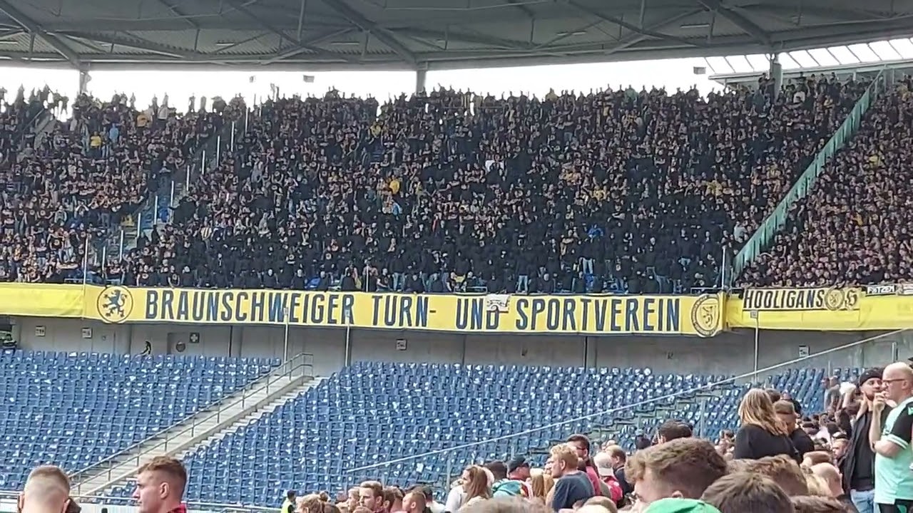 Hannover 96 - Eintracht Braunschweig; 10.09.2022; Pyroshow Gästeblock (ab Minute 2:15)