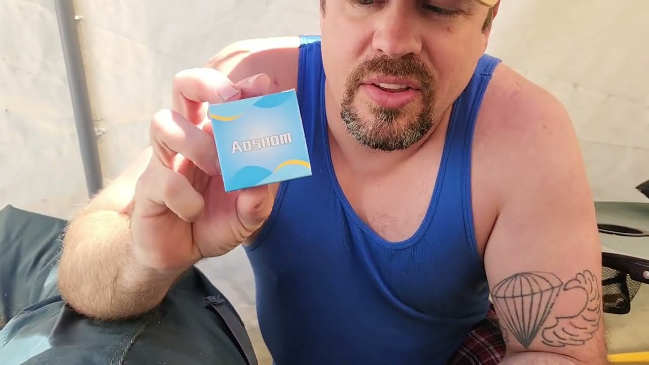 В сантехнике Saluspa Coleman Spa из отверстий для форсунок течет вода.