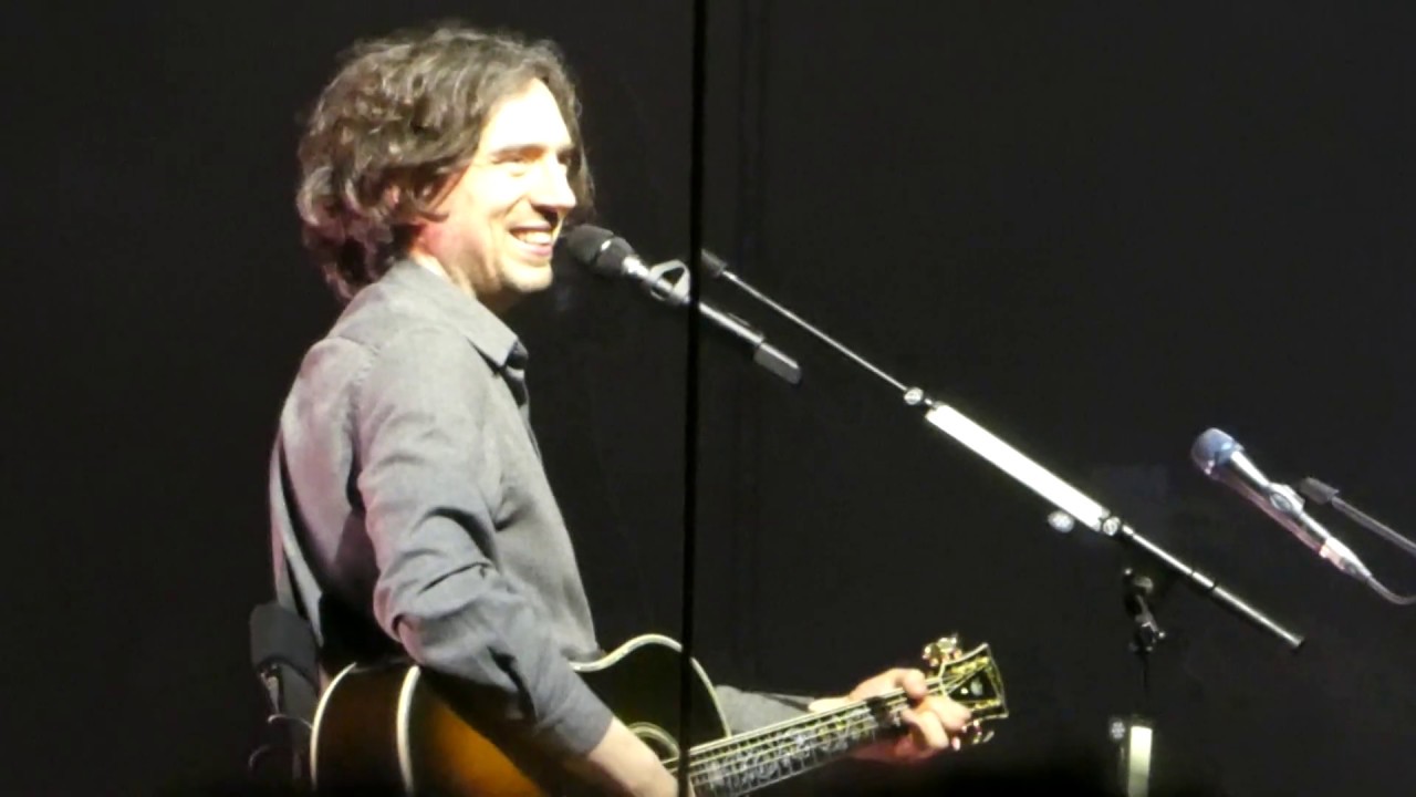 Gary Lightbody talking about falling off stage - Jahrhunderthalle Frankfurt - 8 Feb 2019