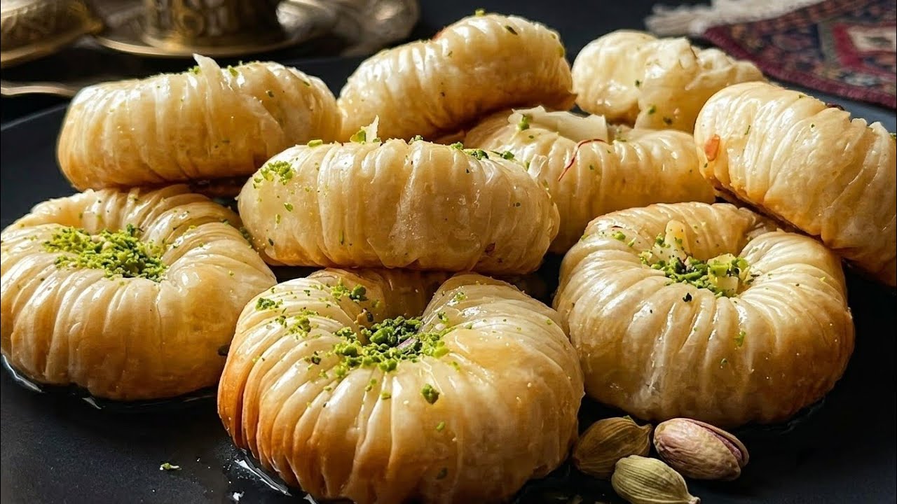 होली स्पेशल फूल वाली मीठी खस्ता कुरकुरी मिठाई घर पर बनाएं सिर्फ 10 मिनट में|sweet Recipe . Baklava 