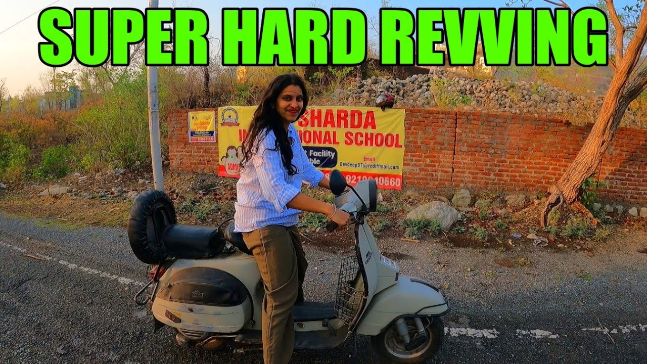 GIRL KICKSTART AND HARD REVVING BAJAJ VESPA🔥🔥🔥🛵🛵🛵 #girlrider #vespa #2stroke