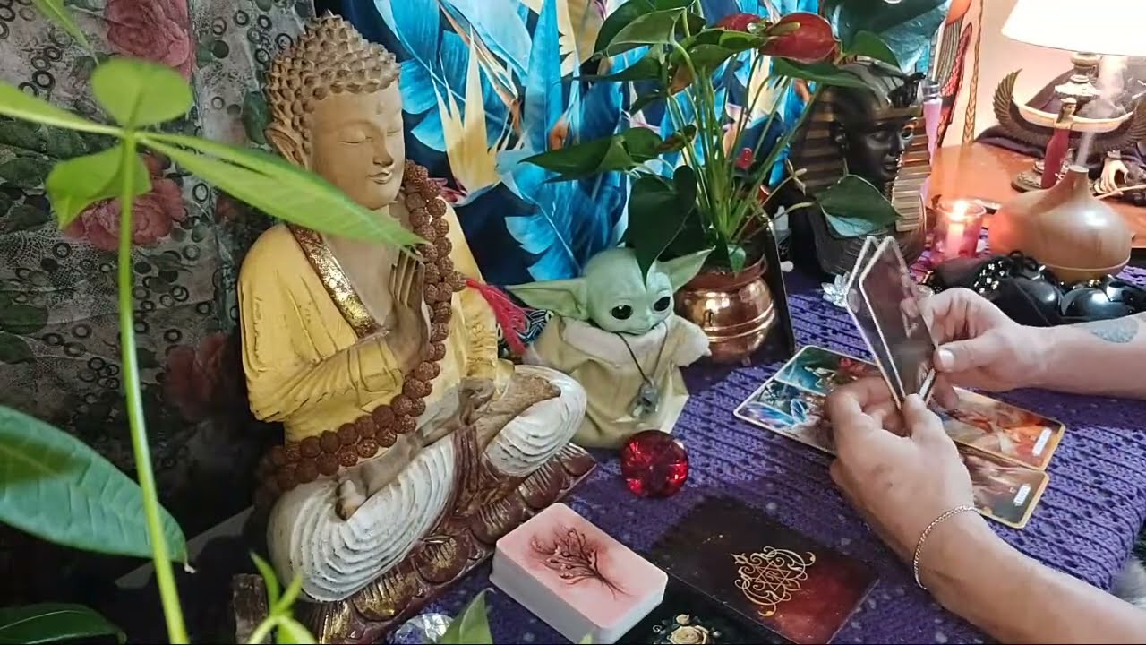 DEUSA HECATE FALA COM VC NA MESA